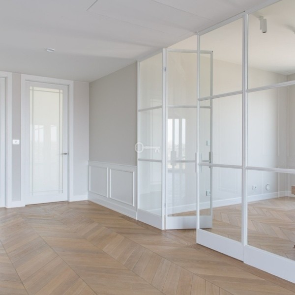 the-tides-warszawa-korytarz-z-czescia-biurowa