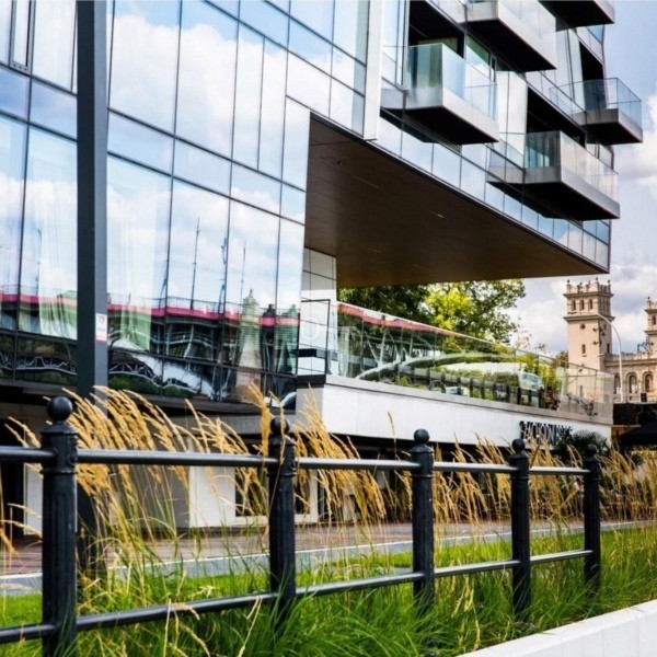 the-tides-warszawa-zdjecie-z-boku