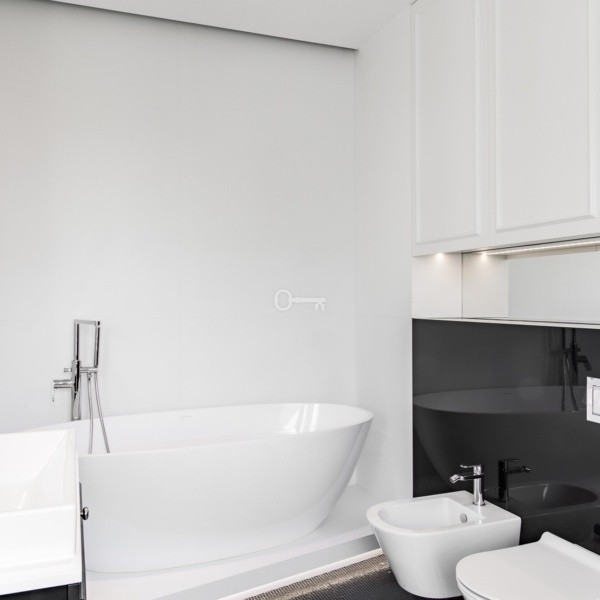 the-tides-warszawa-toaleta-z-wanna-w-apartamencie