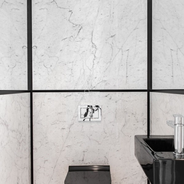 the-tides-warszawa-czarna-toaleta-w-apartamencie