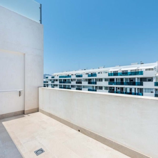 Balkon w nowoczesnym budynku mieszkalnym, widok na apartamenty z balkonami.