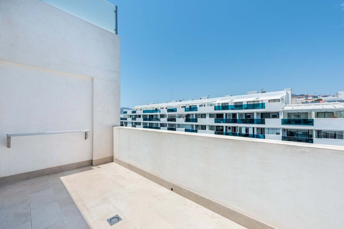 Widok z balkonu nowoczesnego apartamentu w Hiszpanii, wysokiej jakości nieruchomości na sprzedaż.
