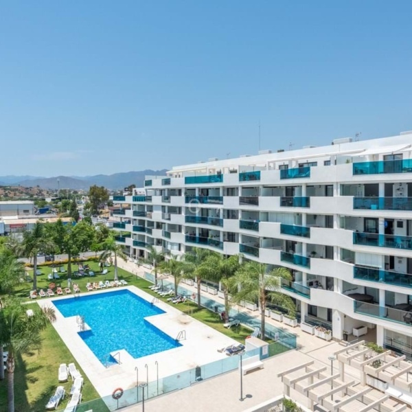 Nowoczesny apartament z basenem i tarasami w popularnym kompleksie mieszkaniowym.
