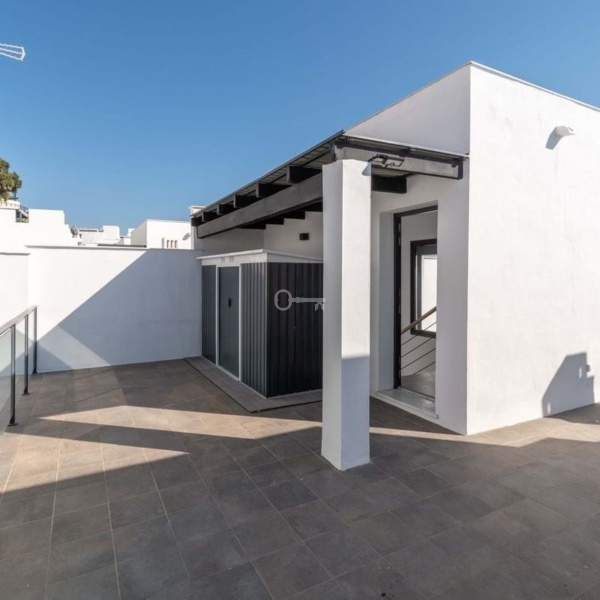 Nowoczesna przestrzeń na dachu z panoramicznymi widokami, idealna do relaksu i spotkań.