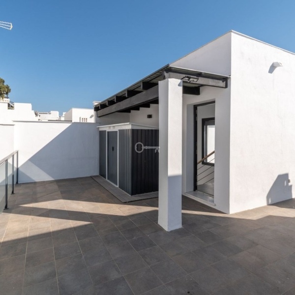 Nowoczesny taras na dachu z panoramicznym widokiem, idealny do relaksu i spotkań.