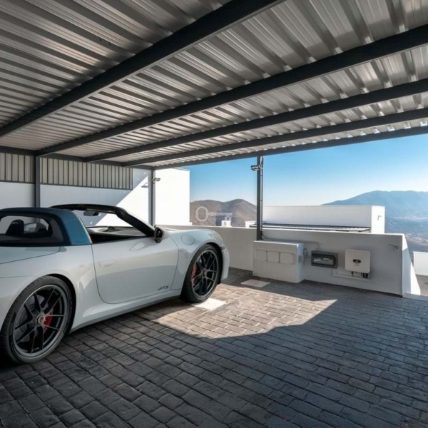 Nowoczesny garaż na dachu z widokiem na góry, luksusowe auto sportowe, bezpieczna przestrzeń, Partners International.