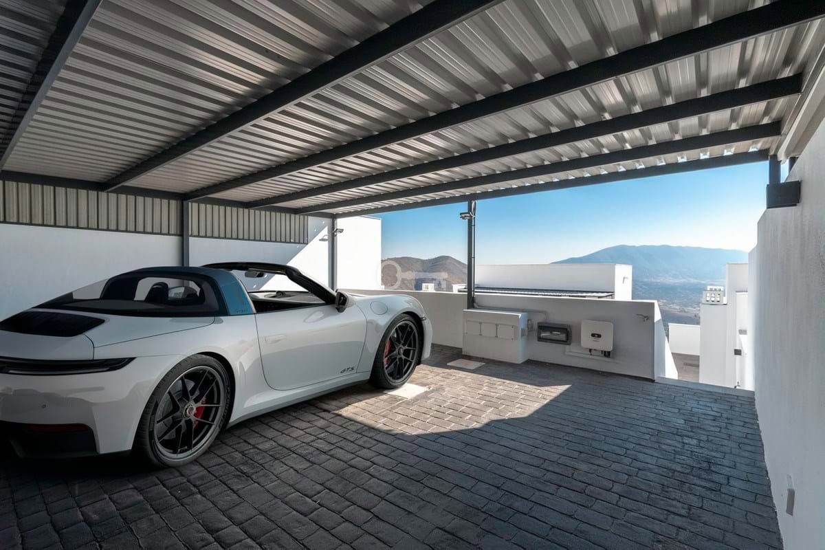 Nowoczesny garaż na dachu z widokiem na góry, luksusowe auto sportowe, bezpieczna przestrzeń, Partners International.