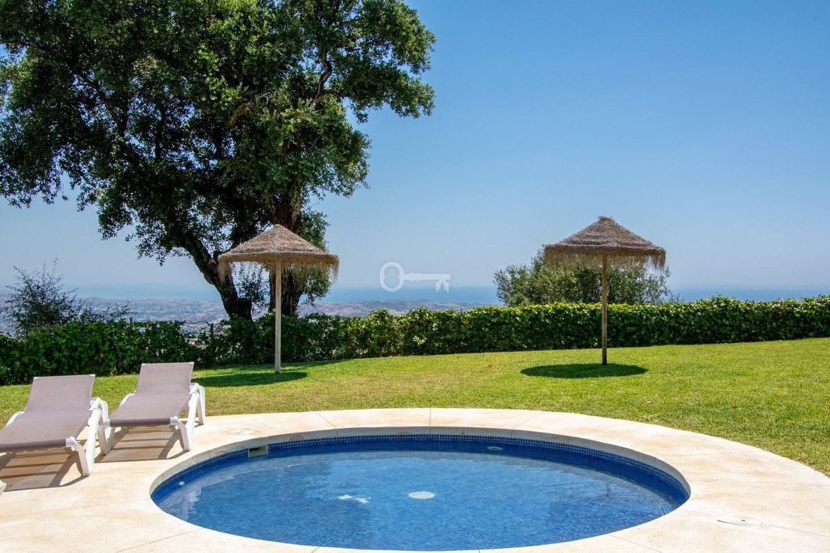 Relaks na basenie z widokiem na morze, ciepłe dni, egzotyczny wypoczynek, Partners International.