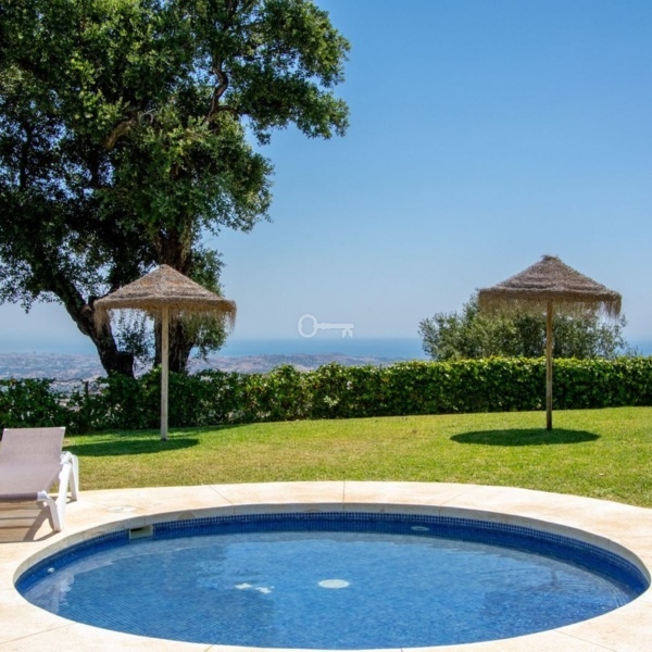 Relaks przy basenie z widokiem na morze i zielony ogród, Playa del Carmen, Meksyk.