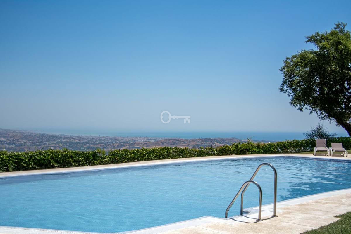 Widok na basen i morze, partners international, hotel, rekreacja, luksusowy wypoczynek, podróże, relaks, wakacje, egzotyka, noclegi, wycieczki.