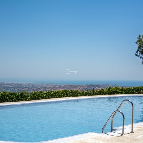 Relaksujący basen z widokiem na morze i otaczającą naturę, idealny do wypoczynku i relaksu na Tarasie Annivers.