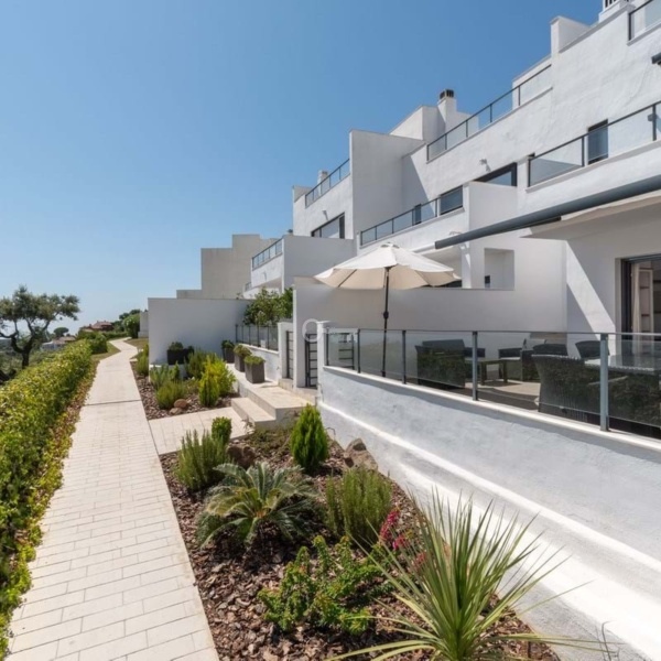 Nowoczesny apartament nad morzem, balkon z widokiem na ogród i naturę, luksusowe wnętrza, Partners International.