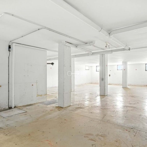 Przestronne wnętrze do adaptacji, powierzchnia magazynowa lub biurowa, nieruchomości na wynajem w Polsce.