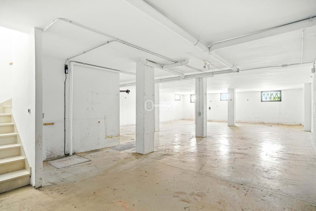 Przestronne wnętrze do adaptacji, powierzchnia magazynowa lub biurowa, nieruchomości na wynajem w Polsce.