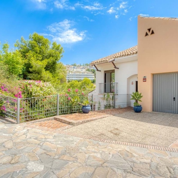 Nowoczesny dom w Hiszpanii z garażem i ogrodem, idealny dla inwestycji nieruchomościowych Partners International.