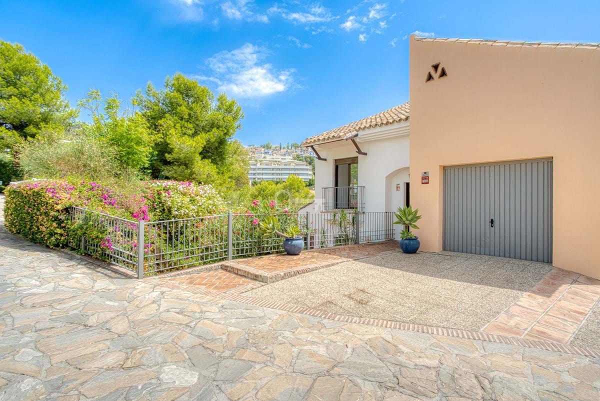 Nowoczesny dom w Hiszpanii z garażem i ogrodem, idealny dla inwestycji nieruchomościowych Partners International.