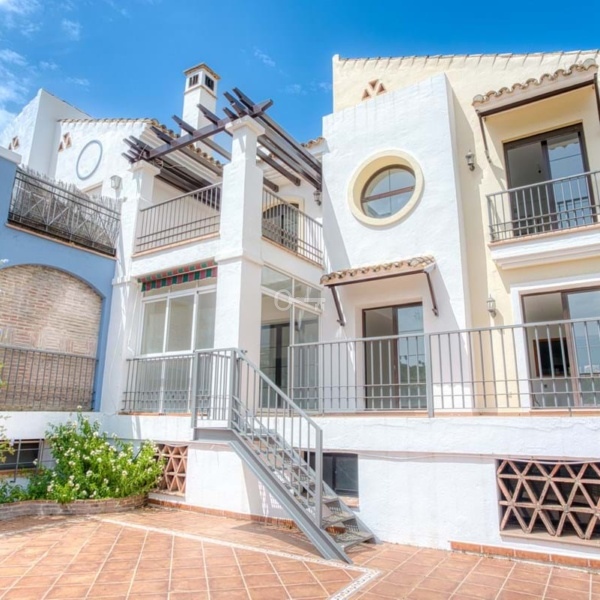 Nowoczesny budynek mieszkalny w stylu śródziemnomorskim, Partners International, nieruchomości.