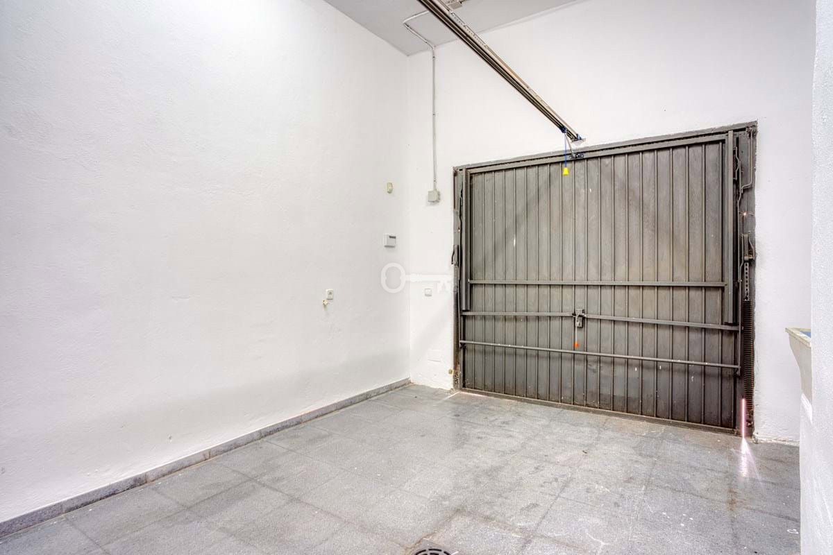 Brama garażowa w bloku, nowoczesne rozwiązania, bezpieczeństwo i funkcjonalność.