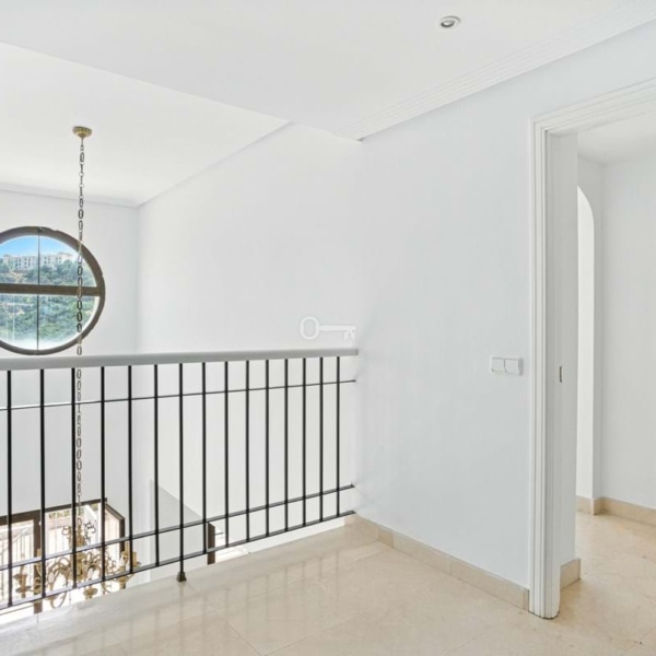 Nowy dom, wystrój wnętrz, białe ściany, okrągłe okno, schody, naturalne światło, apartament, elegancka przestrzeń, nieruchomości, wnętrza, luksus.