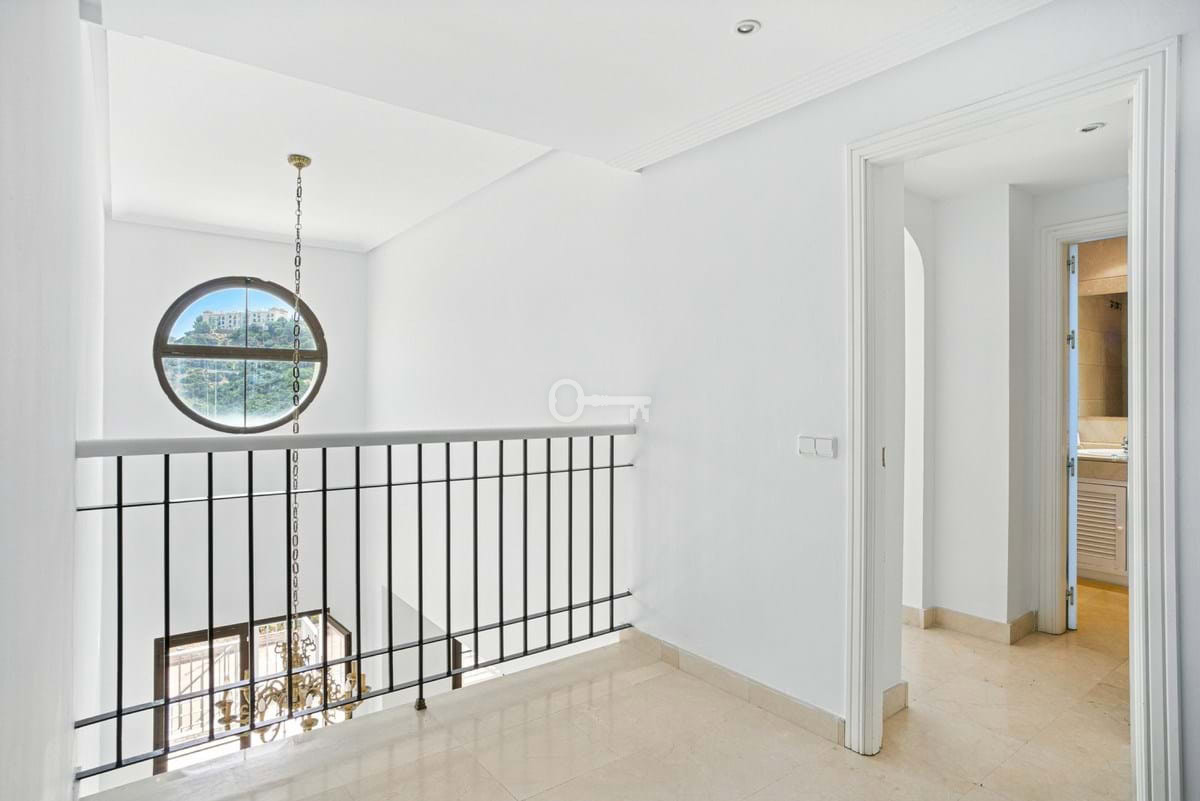 Nowy dom, wystrój wnętrz, białe ściany, okrągłe okno, schody, naturalne światło, apartament, elegancka przestrzeń, nieruchomości, wnętrza, luksus.