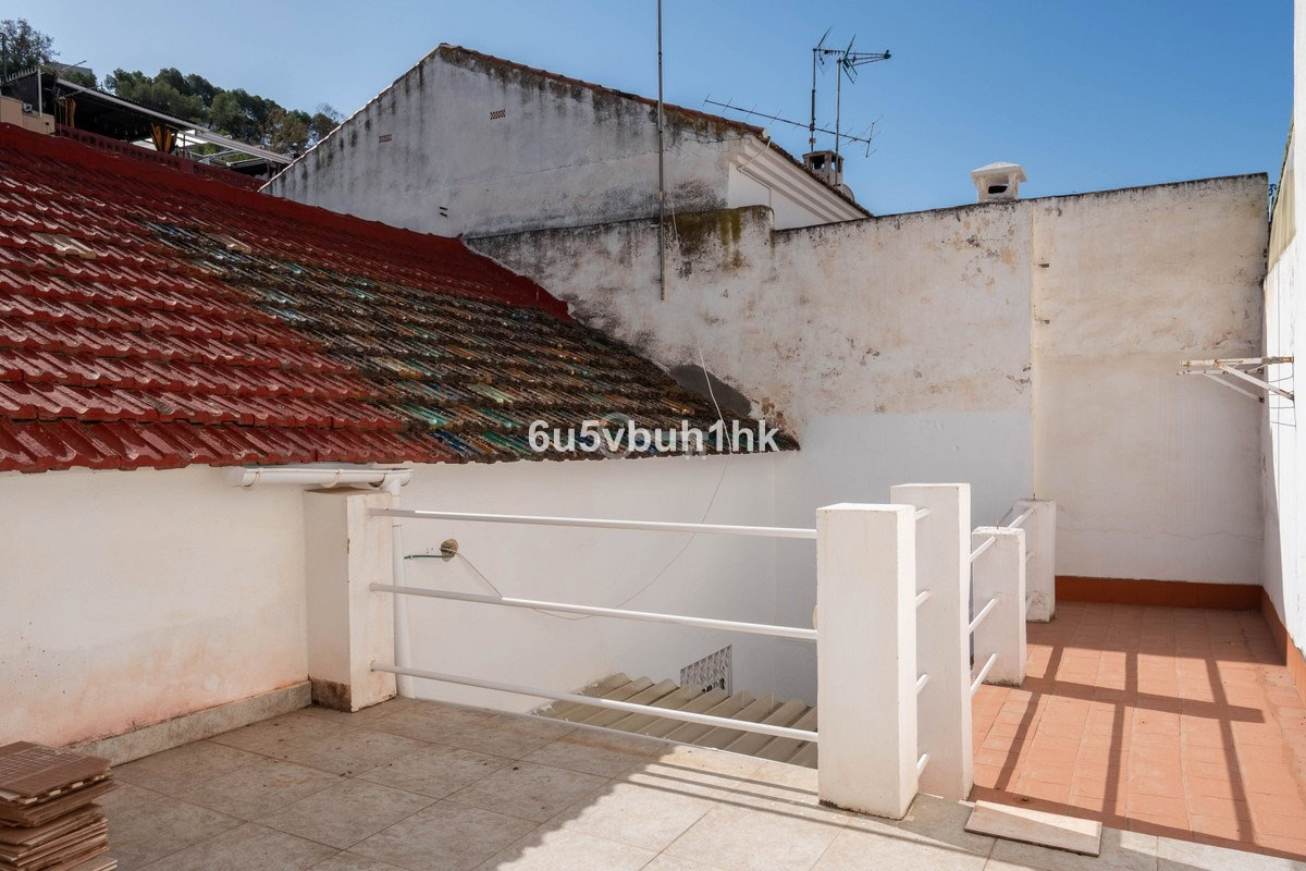 Nowo wyremontowany taras na dachu z widokiem na zabytkowe budynki architektoniczne, idealny do relaksu i spotkań.