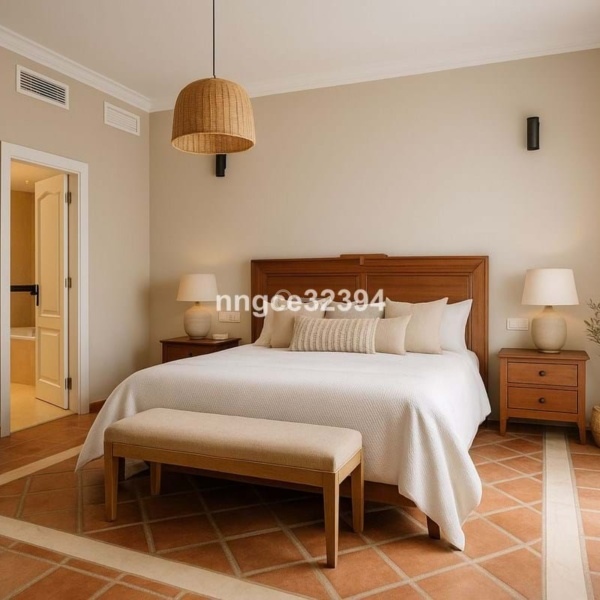 Przytulny pokój hotelowy z drewnianymi meblami i naturalnym wystrojem.