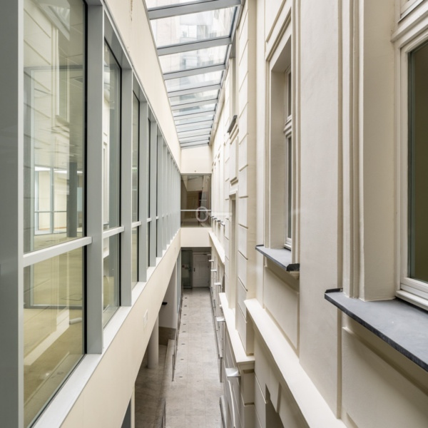 Nowoczesne biuro z dużymi oknami i naturalnym oświetleniem, przestrzeń dla firm i partnerów biznesowych.