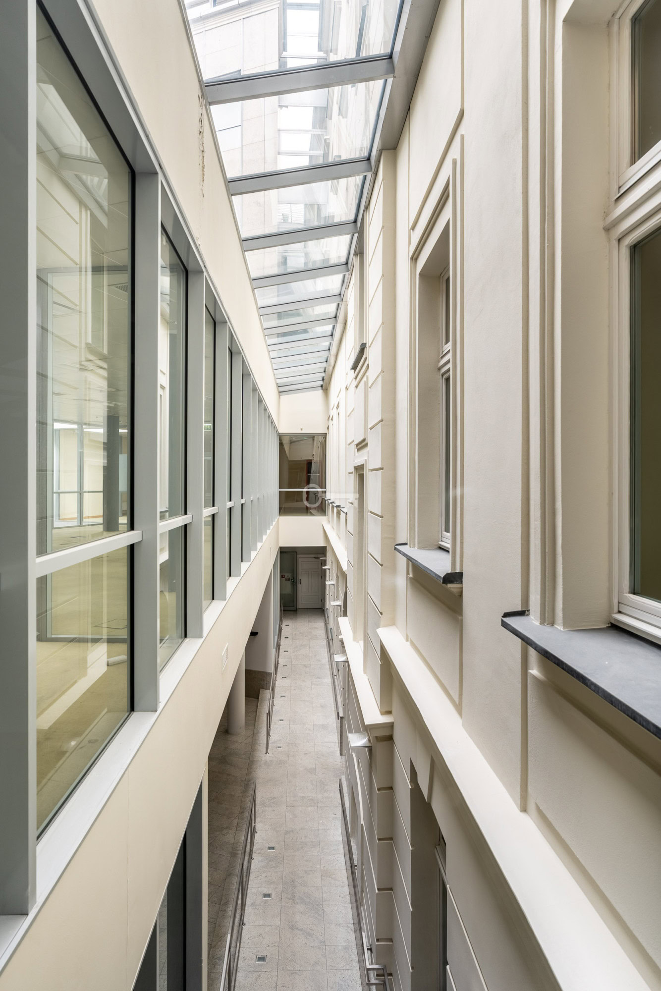 Nowoczesne biuro z dużymi oknami i naturalnym oświetleniem, przestrzeń dla firm i partnerów biznesowych.