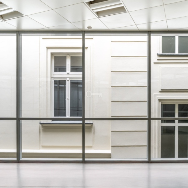 Nowoczesne biuro z dużą panoramą na klasyczną architekturę miasta. Komfort i prestiż w centrum biznesowym.