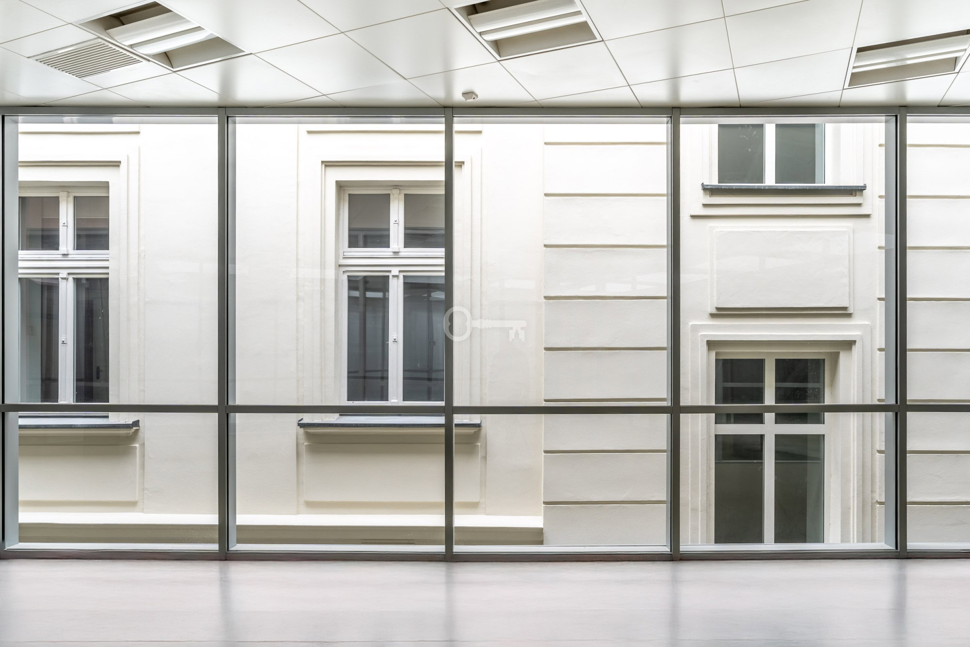 Nowoczesne biuro z dużą panoramą na klasyczną architekturę miasta. Komfort i prestiż w centrum biznesowym.