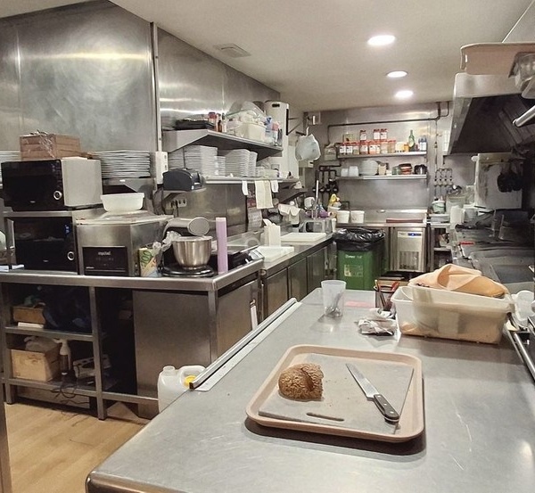 1. Profesjonalna kuchnia gastronomiczna z wyposażeniem dla firm cateringowych i restauracji.