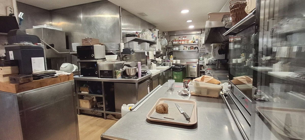 1. Profesjonalna kuchnia gastronomiczna z wyposażeniem dla firm cateringowych i restauracji.