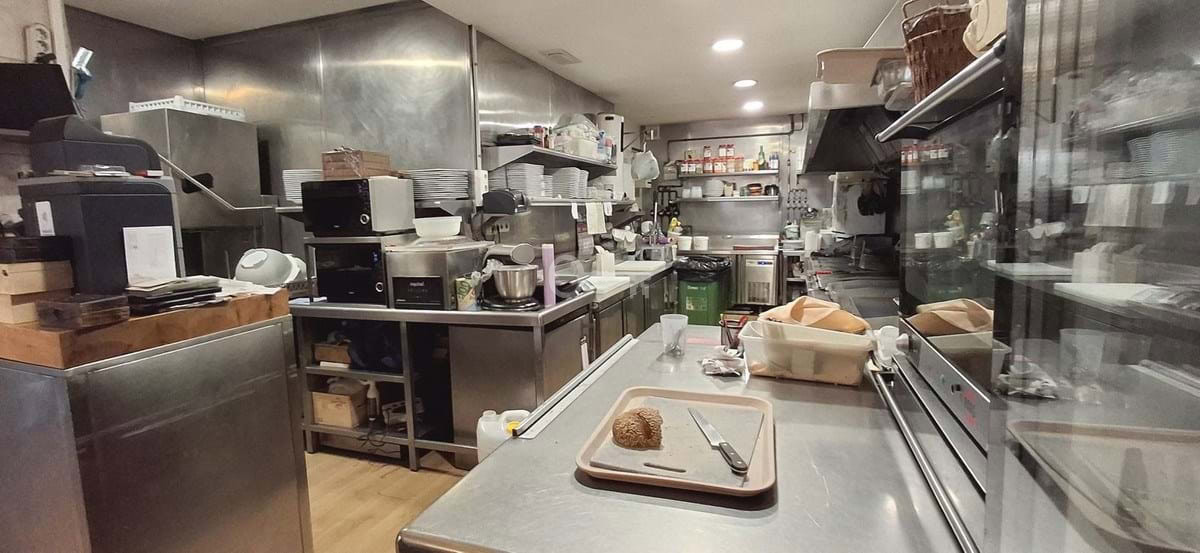 Profesjonalna kuchnia gastronomiczna, przygotowania posiłków, sprzęt kuchenny, kuchnia restauracyjna, sprzęt dla gastronomii.