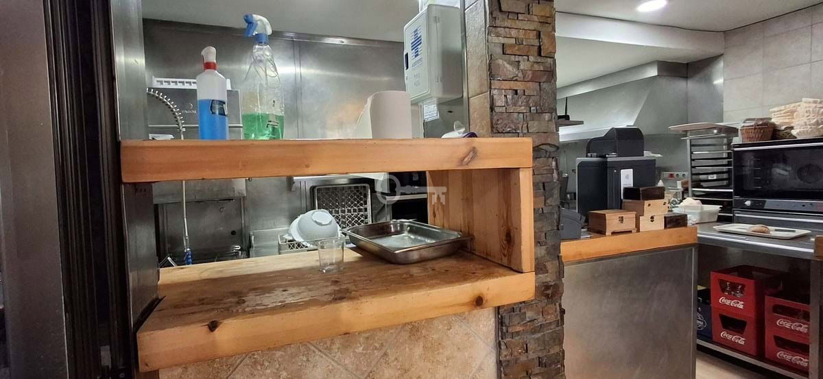 Ekspresowy odbojnik w kuchni restauracyjnej Partners International.