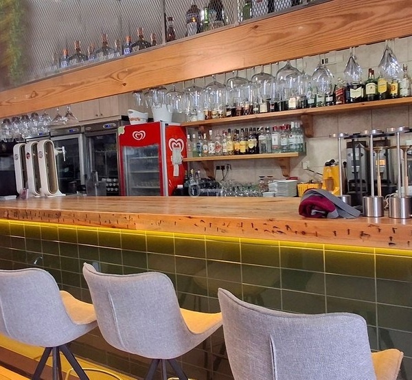 1. Elegancka barowa lada w restauracji z szerokim wyborem alkoholi i napojów.