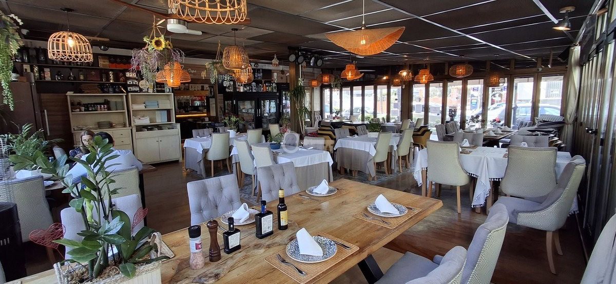 Przytulna restauracja z eleganckim wystrojem, idealna na spotkania biznesowe i romantyczne kolacje.