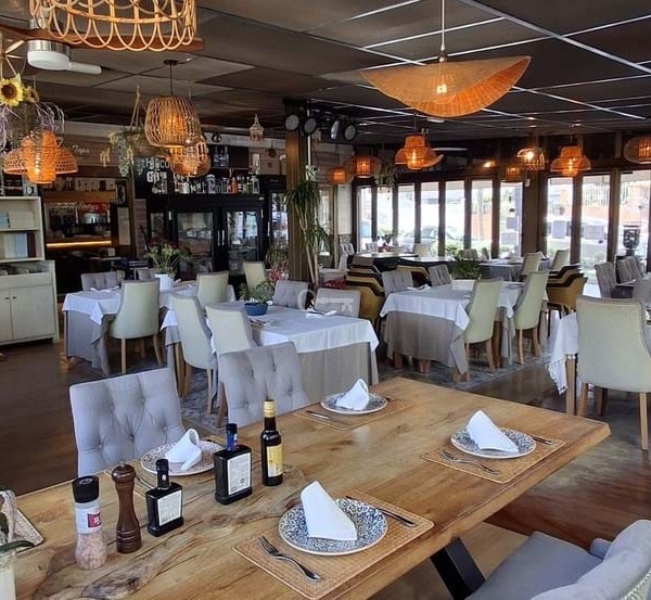 Nowo otwarta restauracja z eleganckim wystrojem i przytulną atmosferą, idealna na spotkania biznesowe i rodzinne.