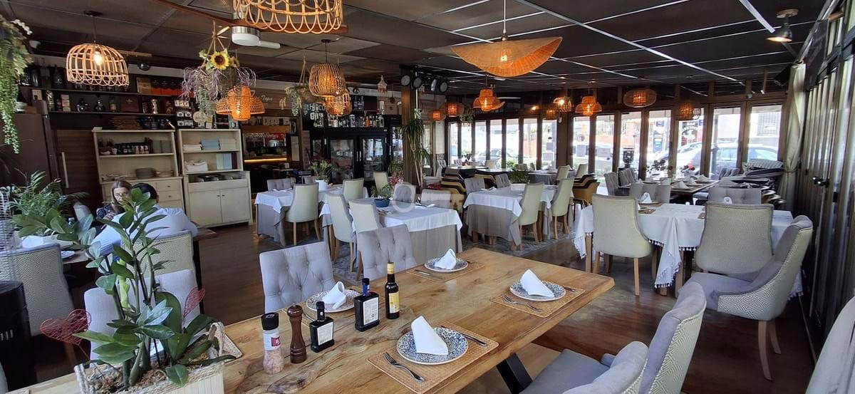 Nowo otwarta restauracja z eleganckim wystrojem i przytulną atmosferą, idealna na spotkania biznesowe i rodzinne.