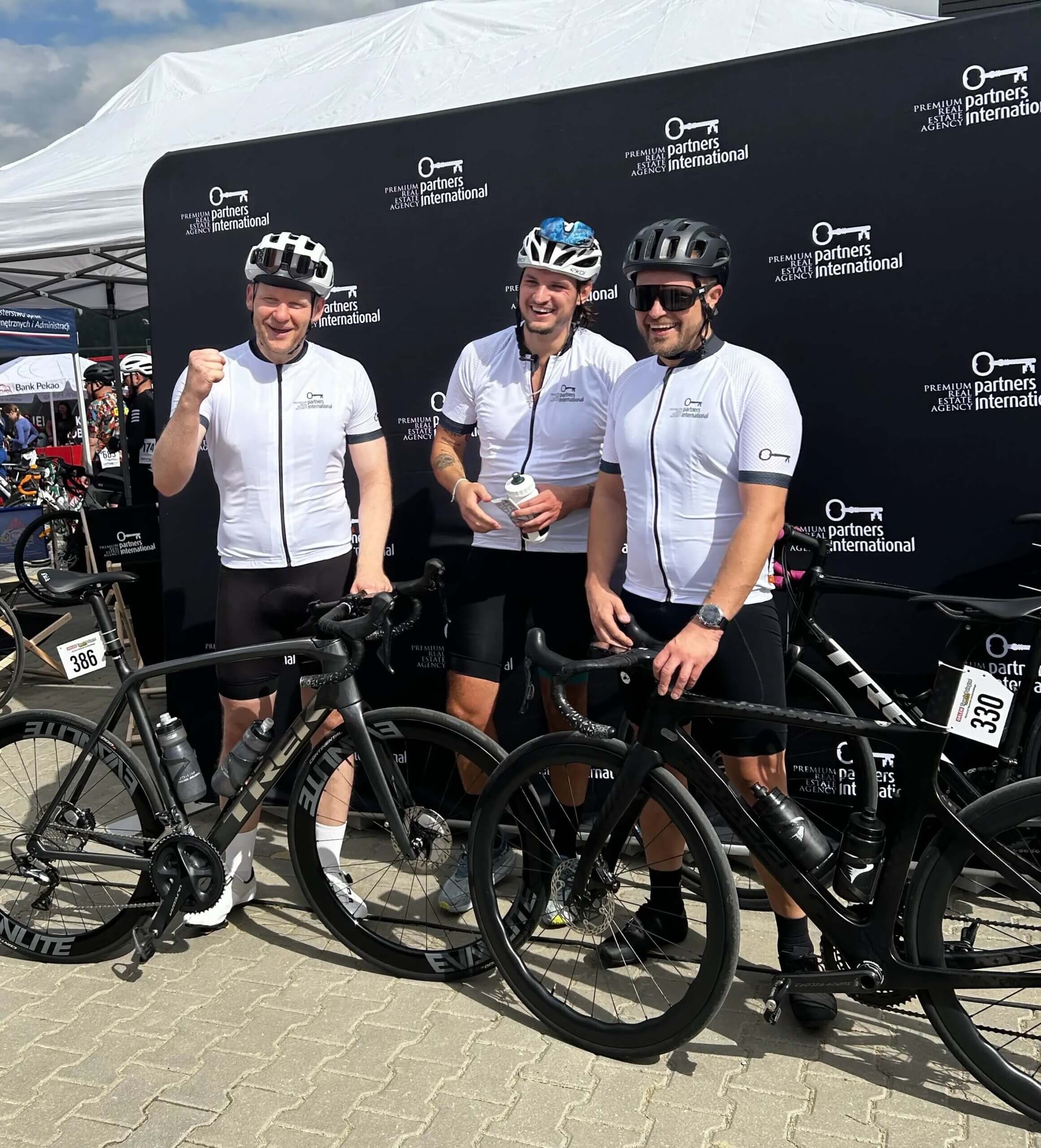 Partners International was present at the ORLEN Tour de Pologne Amatorów 2026. During the stage in Bukowina Tatrzańska, cycling fans and race participants had the opportunity to talk with our real estate experts and receive personalized offers of the best addresses from the Partners International database.