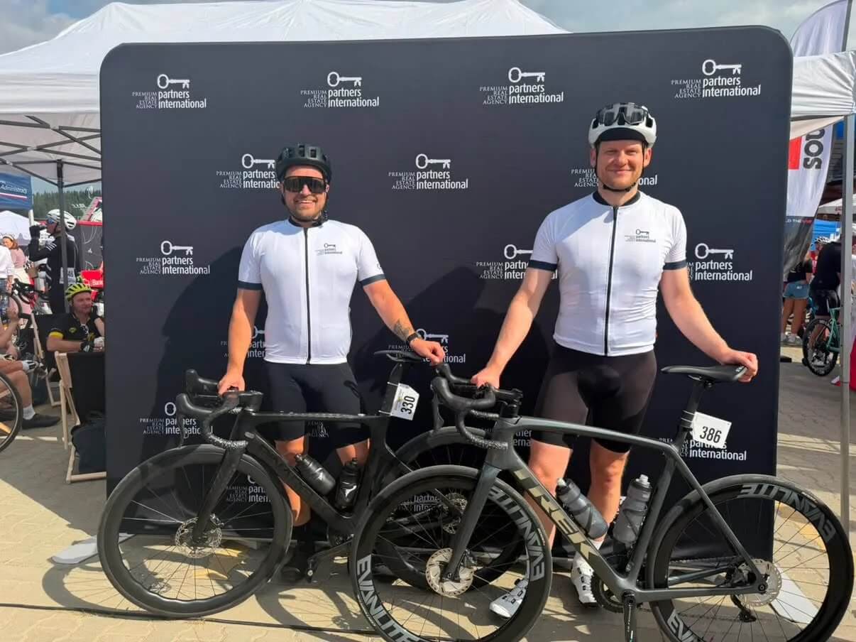 Podczas ORLEN Tour De Pologne 2026, uczestnicy wydarzenia mogli robić zdjęcia na specjalnie przygotowanej ściance z logotypem Partners International.