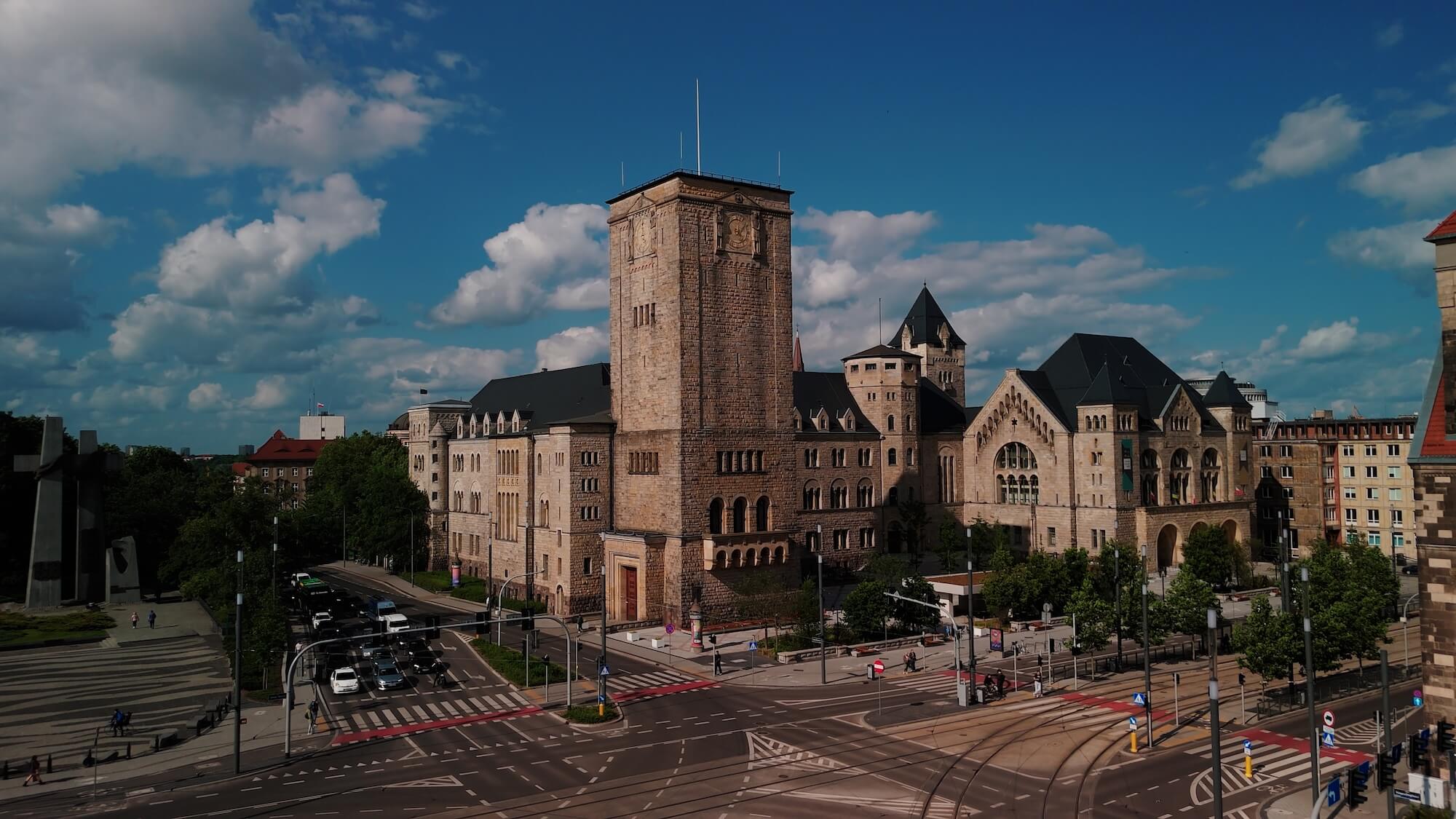 Poznań, zamek, ujęcie z drona na skrzyżowanie oraz górujący nad nim zamek